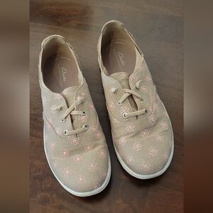 Clarks Women's Beige Floral Lace-Up Sneakers